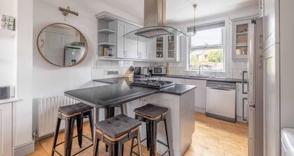 Cosy 3 Bed With Private Garden By Tempstay