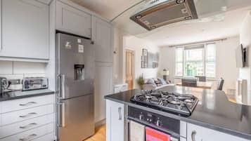 Fridge, oven, dishwasher, cookware/dishes/utensils