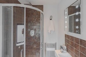 Ducha, secador de pelo, toallas