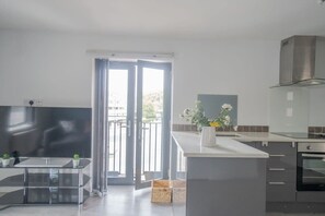 Refrigerador, horno, tostadora, utensilios de cocina