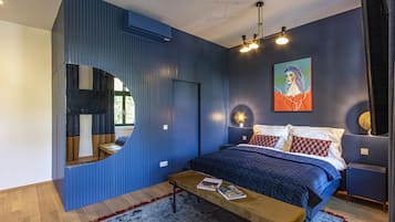 Kahden hengen design-huone (VIEcharme) | Tallelokero huoneessa, pimennysverhot, vauvansängyt, ilmainen Wi-Fi