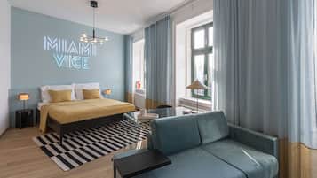 Kahden hengen design-huone (MIAvice) | Tallelokero huoneessa, pimennysverhot, vauvansängyt, ilmainen Wi-Fi