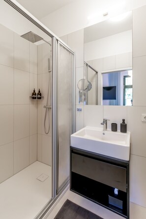 Design Double Room (MIAbeach) | Bathroom | Shower, rainfall showerhead, hair dryer, towels