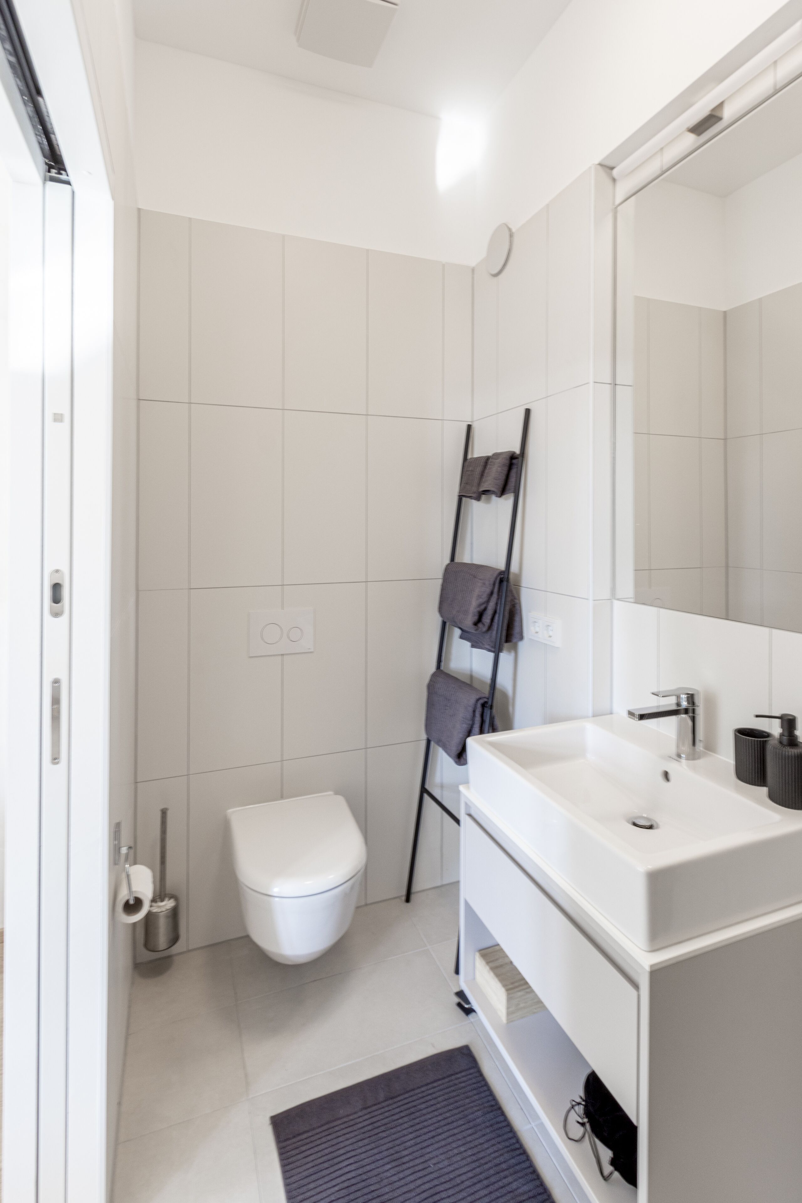 设计双人房 (CPHcomfy) | 浴室 | 淋浴设施、大花洒淋浴喷头、吹风机、毛巾