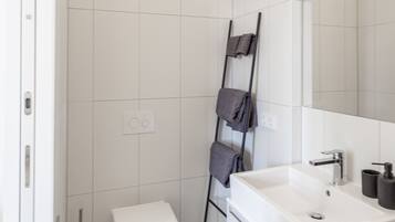 Kamar Double Desain (CPHcomfy) | Kamar mandi | Shower, pancuran hujan, pengering rambut, dan handuk