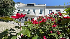 Un bâtiment sur lequel est apposée une enseigne indiquant : « SISSI WEST.COM, RÉSERVEZ MAINTENANT ».