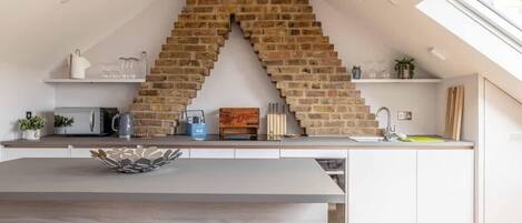 Réfrigérateur, four, plaque de cuisson, lave-vaisselle