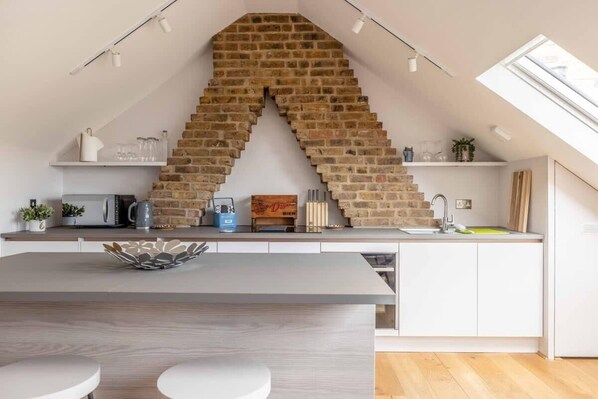 Fridge, oven, stovetop, dishwasher - Stay In Style With Castle Views/Prime Spot Windsor (Berkshire)