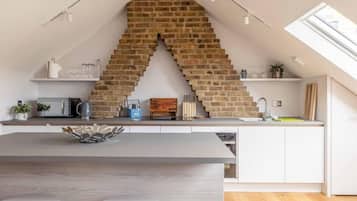 Fridge, oven, stovetop, dishwasher