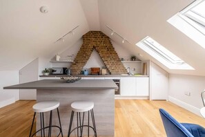 Interior - Stay In Style With Castle Views By Tempstay (Berkshire)