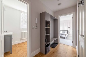 1 bedroom, iron/ironing board, WiFi, bed sheets - Stay In Style With Castle Views By Tempstay (Berkshire)
