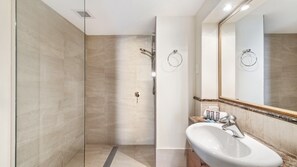 Shower, jetted bath, hair dryer, towels
