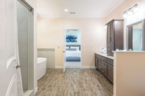 5 bedrooms, iron/ironing board, WiFi, bed sheets