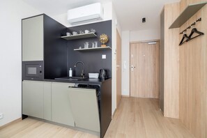 Fridge, microwave, dishwasher, cookware/dishes/utensils - Kątowa 10 | Studio with Air Conditioning | Sauna (Kraków)
