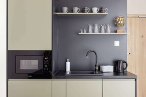 Kjøleskap, mikrobølgeovn, oppvaskmaskin og kjøkkenutstyr