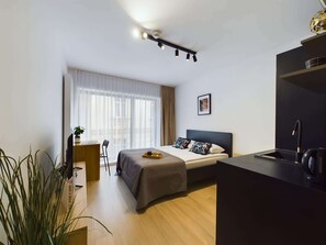 Tabla de planchar con plancha, wifi, ropa de cama