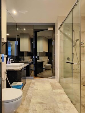 Departamento empresarial, 1 habitación | Baño | Amenidades de baño gratuitas, secadora de cabello, pantuflas, toallas 