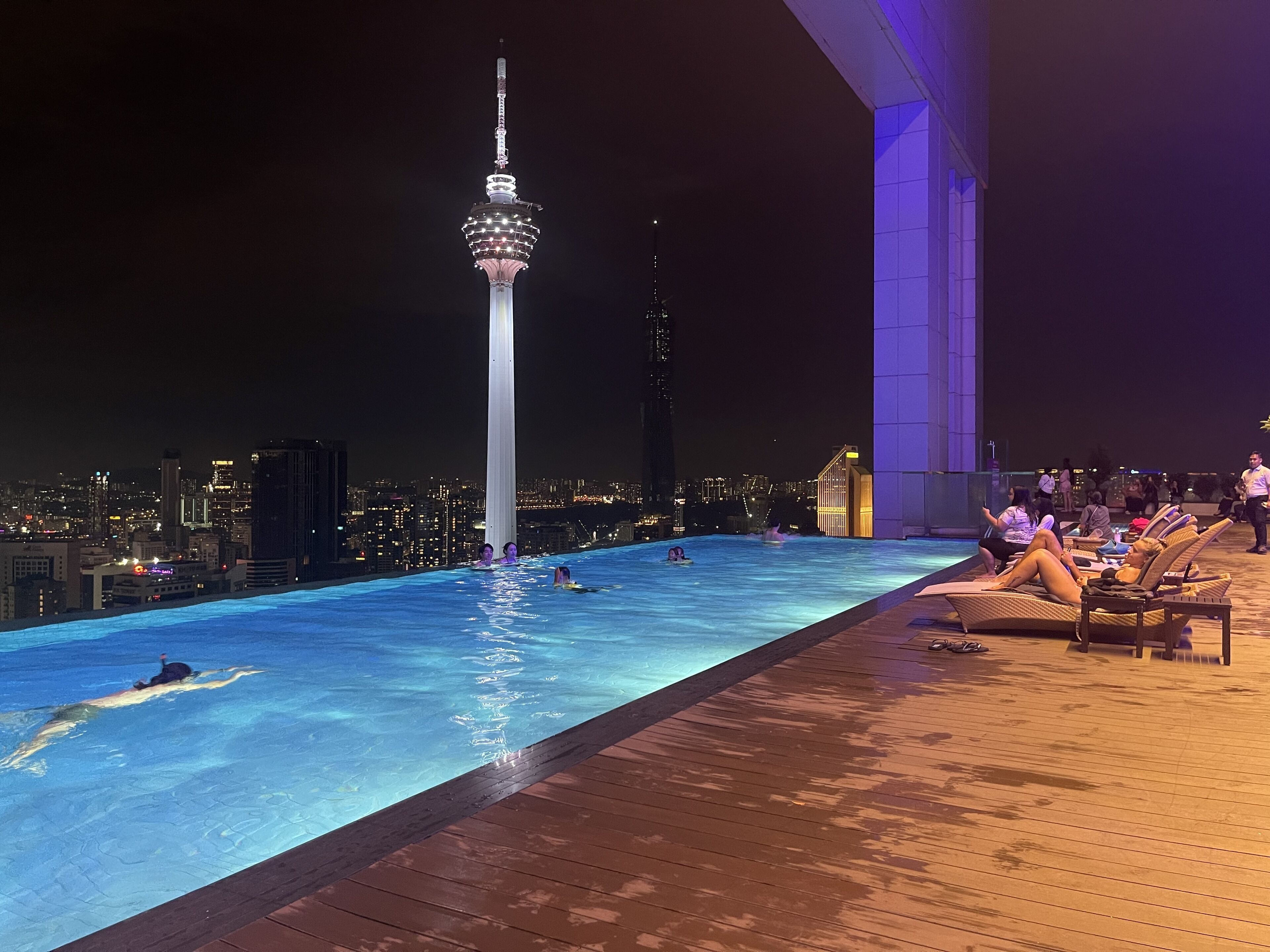 สระว่ายน้ำกลางแจ้ง