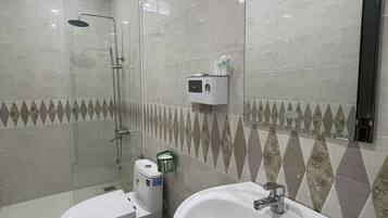 Combined shower/bathtub, bidet, towels, soap