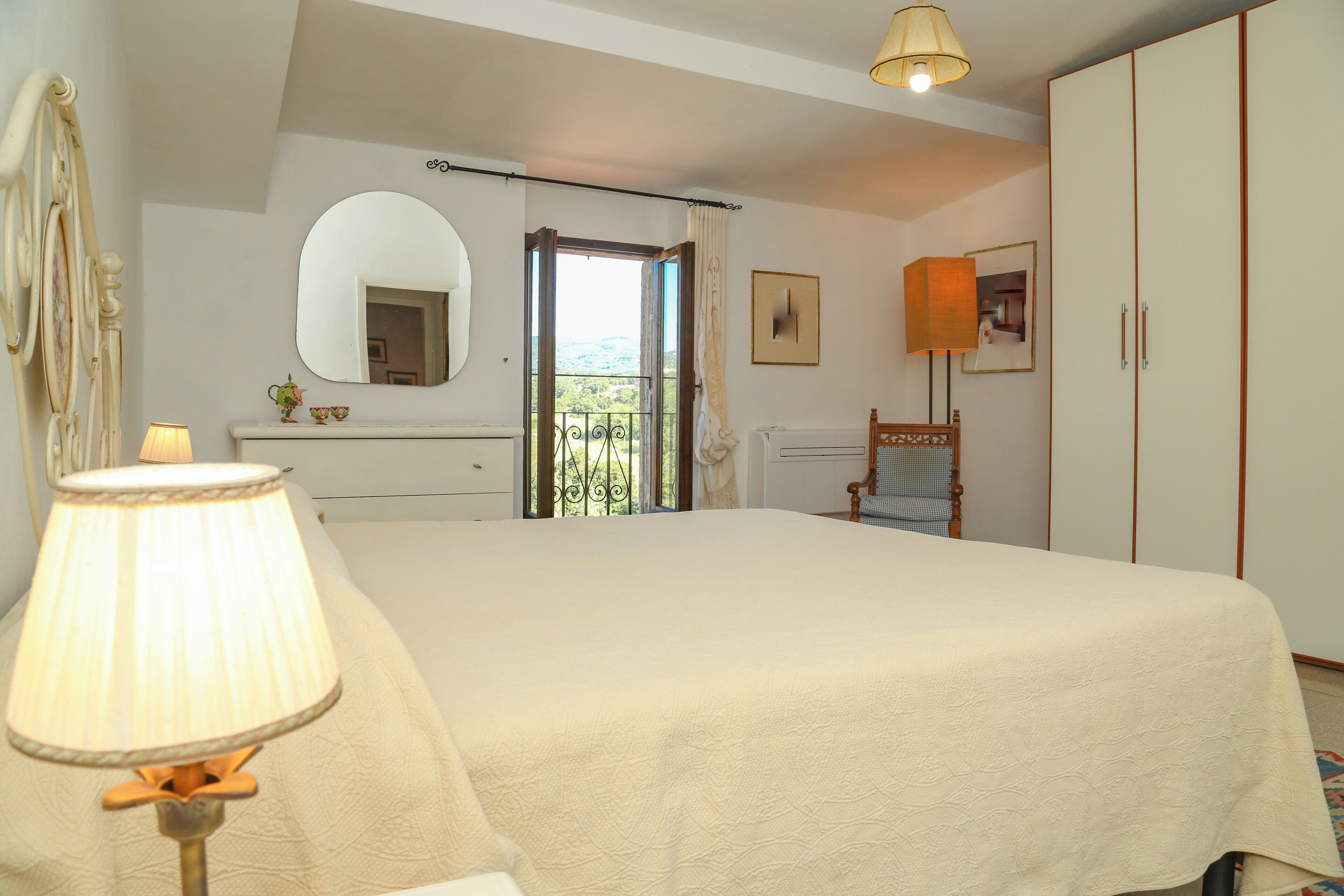 2 chambres, coffres-forts dans les chambres, bureau