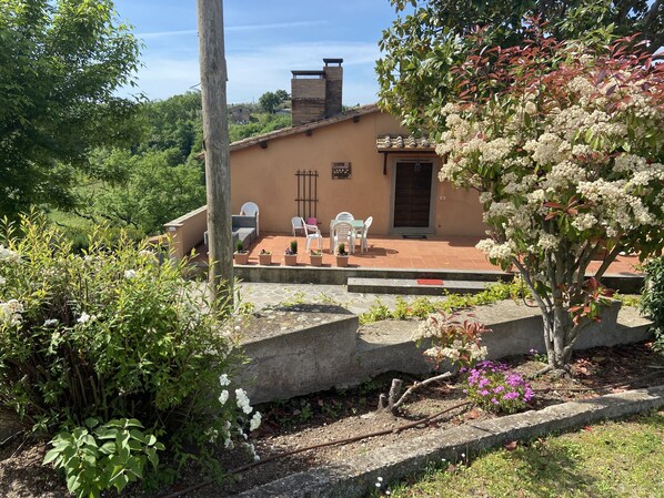 Terrace/patio - Tranquility, relaxation? This is the right place. We'll be waiting for you!!! (Viterbo)