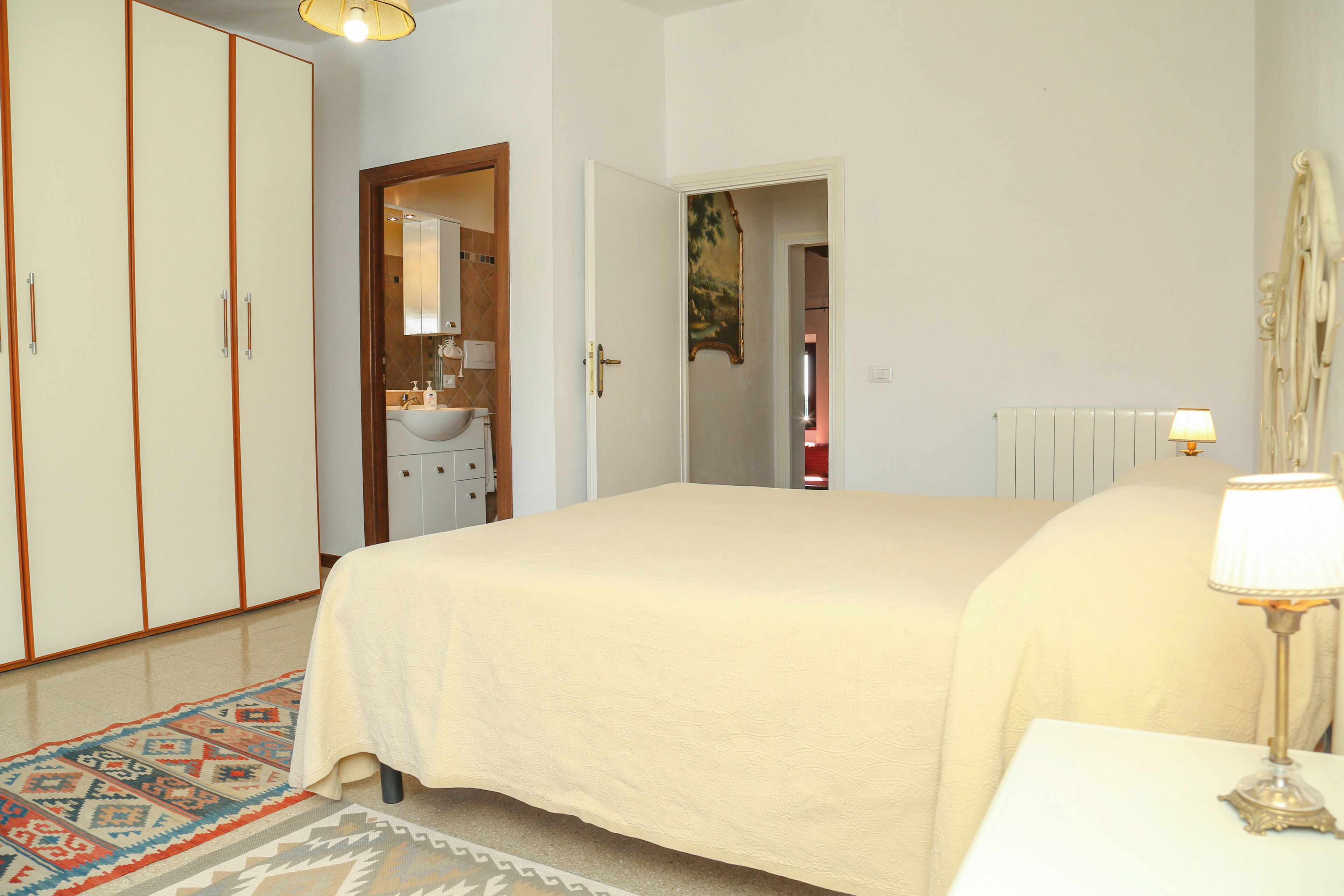 2 chambres, coffres-forts dans les chambres, bureau