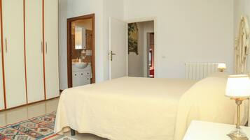 2 chambres, coffres-forts dans les chambres, bureau