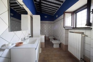 Ensemble douche/baignoire, sèche-cheveux, bidet, serviettes fournies