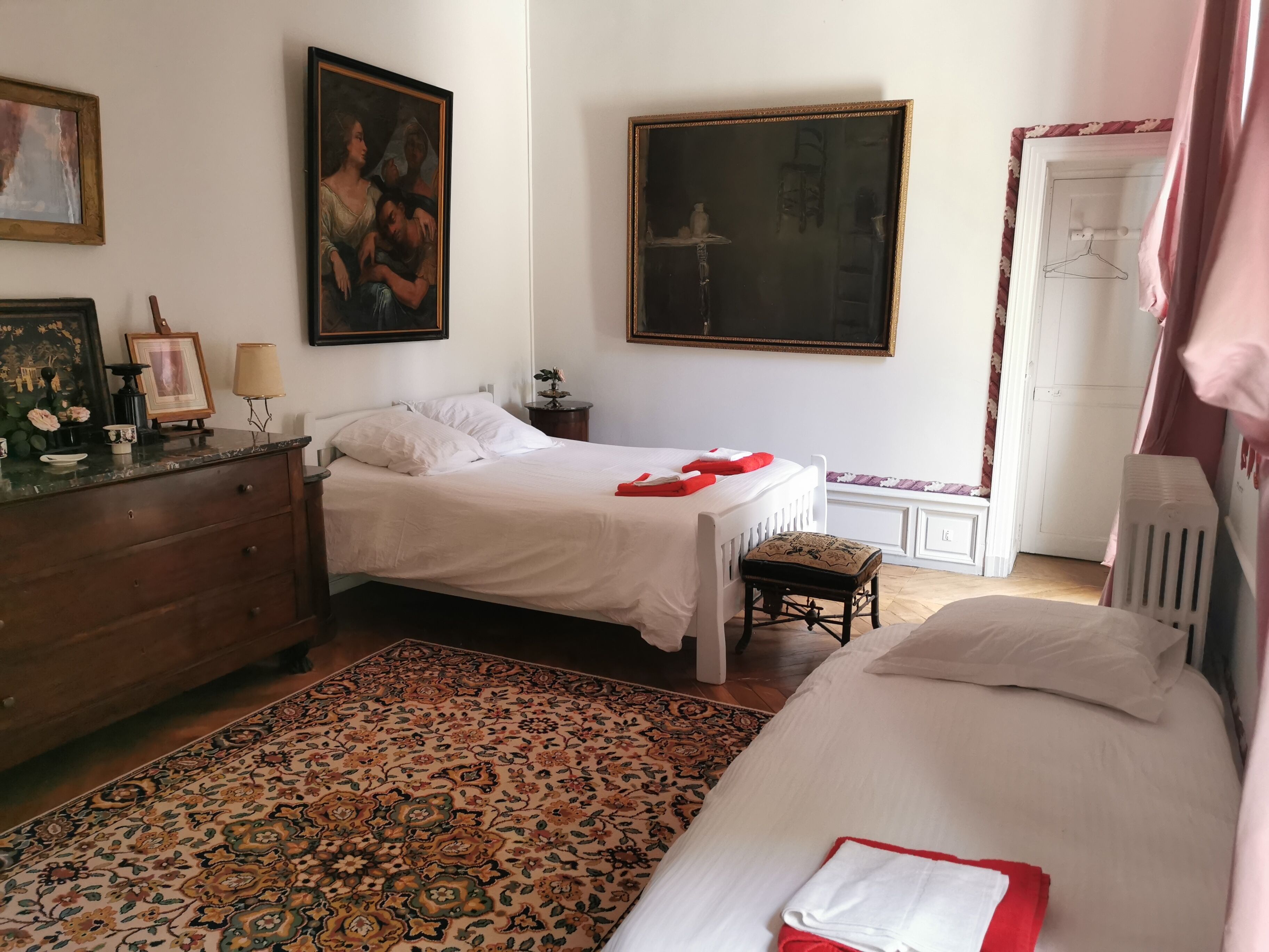 10 bedrooms, iron/ironing board, free WiFi, bed sheets