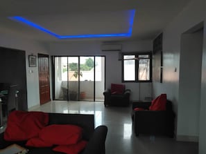 Apartment, 2 Queen Beds | Living room