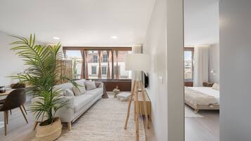 7 habitaciones, escritorio y espacio para trabajar con laptop