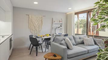 City-lejlighed - 1 queensize-seng med sovesofa - ikke-ryger - køkken | Opholdsområde | Tv