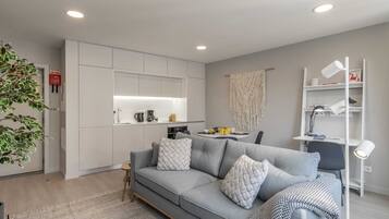 Departamento urbano, 1 cama Queen size y sofá cama, para no fumadores, cocina | Área de sala de estar | Televisión