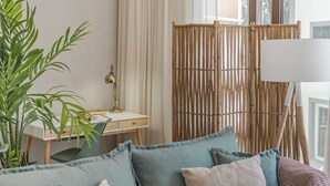 Căn hộ có thiết kế đặc sắc, 1 giường cỡ queen và sofa giường | Phòng khách