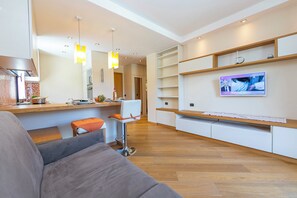 Familienapartment, Mehrere Schlafzimmer (Ermellino Ski in - Ski out 150m) | Wohnbereich | 21-Zoll-Flachbildfernseher mit Satellitenempfang, Fernseher