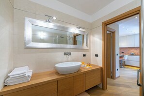 Apartamento família, vários quartos (Ermellino Ski in - Ski out 150m) | Banheiro | Chuveiro, secador de cabelo, bidê, toalhas de banho