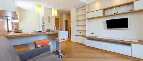 Apartamento família, vários quartos (Ermellino Ski in - Ski out 150m) | Sala de estar | TV de tela plana 21 polegadas com canais via satélite, TV