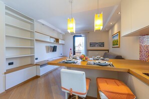 Familienapartment, Mehrere Schlafzimmer (Ermellino Ski in - Ski out 150m) | Essbereich im Zimmer