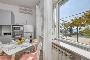 Appartement Familial, plusieurs chambres (Pool And Garden Apartment Happy Sound) | Restauration