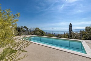 Appartement Familial, plusieurs chambres (Pool And Garden Apartment Happy Sound) | Piscine