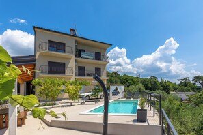 Una piscina al aire libre de temporada
