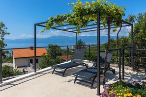 Appartement Familial, plusieurs chambres (Pool And Garden Apartment Happy Sound) | Terrasse/Patio