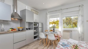 Apartemen Keluarga, 1 kamar tidur, microwave (Pool And Garden Apartment Happy Sound) | 1 kamar tidur dan seprai linen