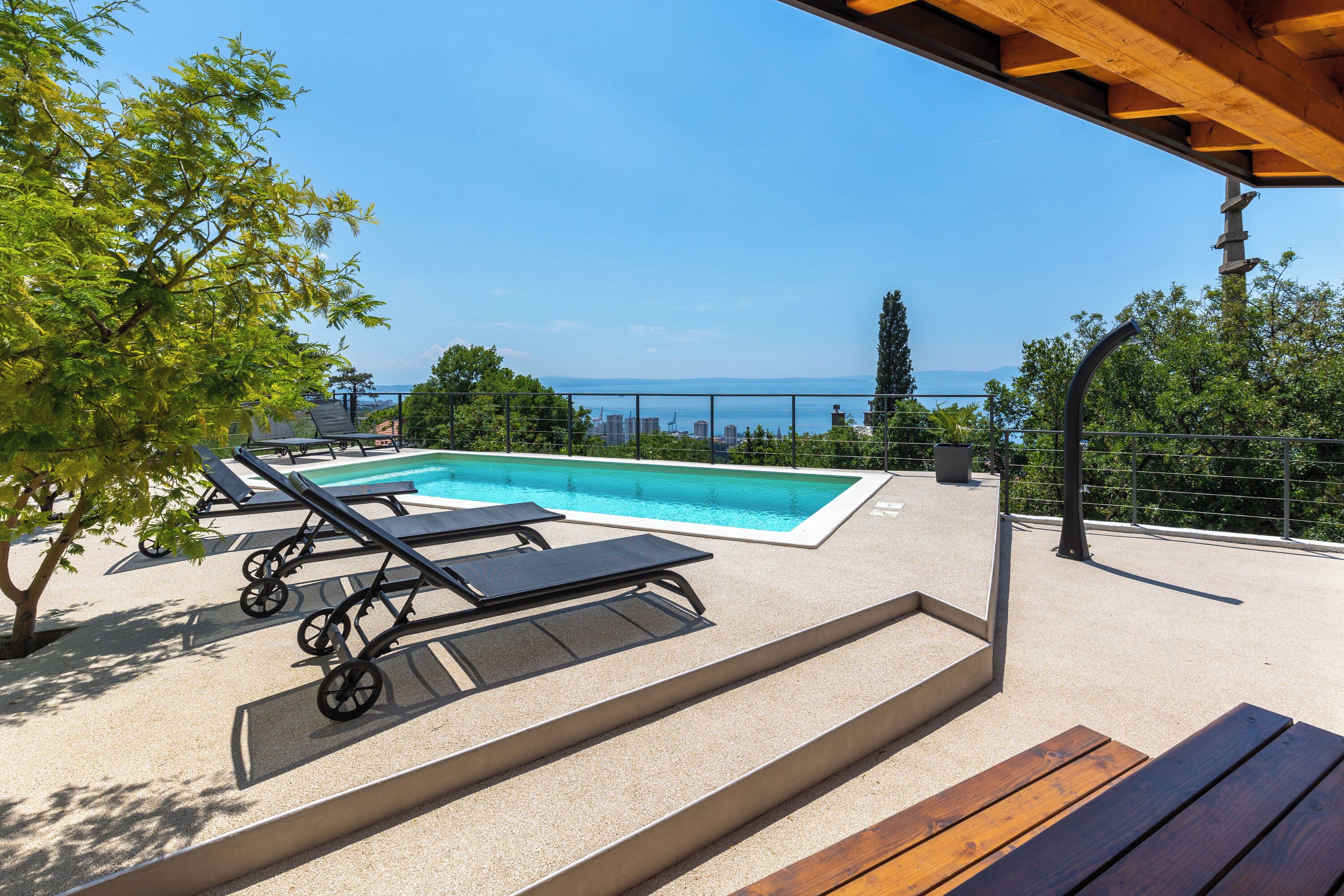 حمّام سباحة خارجي موسمي