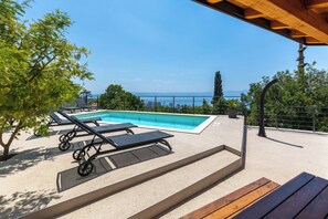 Hồ bơi ngoài trời phục vụ theo mùa 