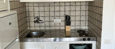 Een koelkast, een microgolfoven, een kookplaat