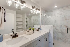 Bañera con ducha, secador de pelo, toallas