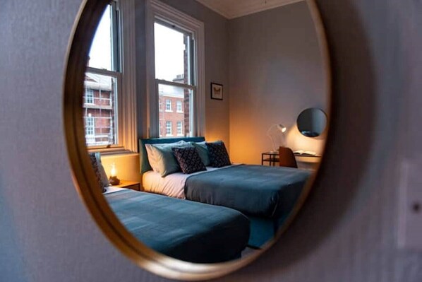 4 bedrooms, WiFi - St Johns, Wakefield - Self check in & free parking (Wakefield)