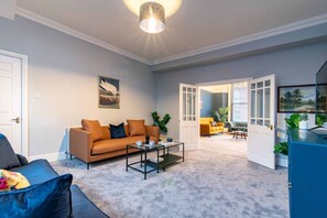 Living area - St Johns, Wakefield - Self check in & free parking (Wakefield)