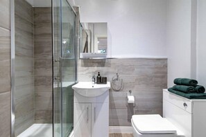 Combined shower/tub - St Johns, Wakefield - Self check in & free parking (Wakefield)